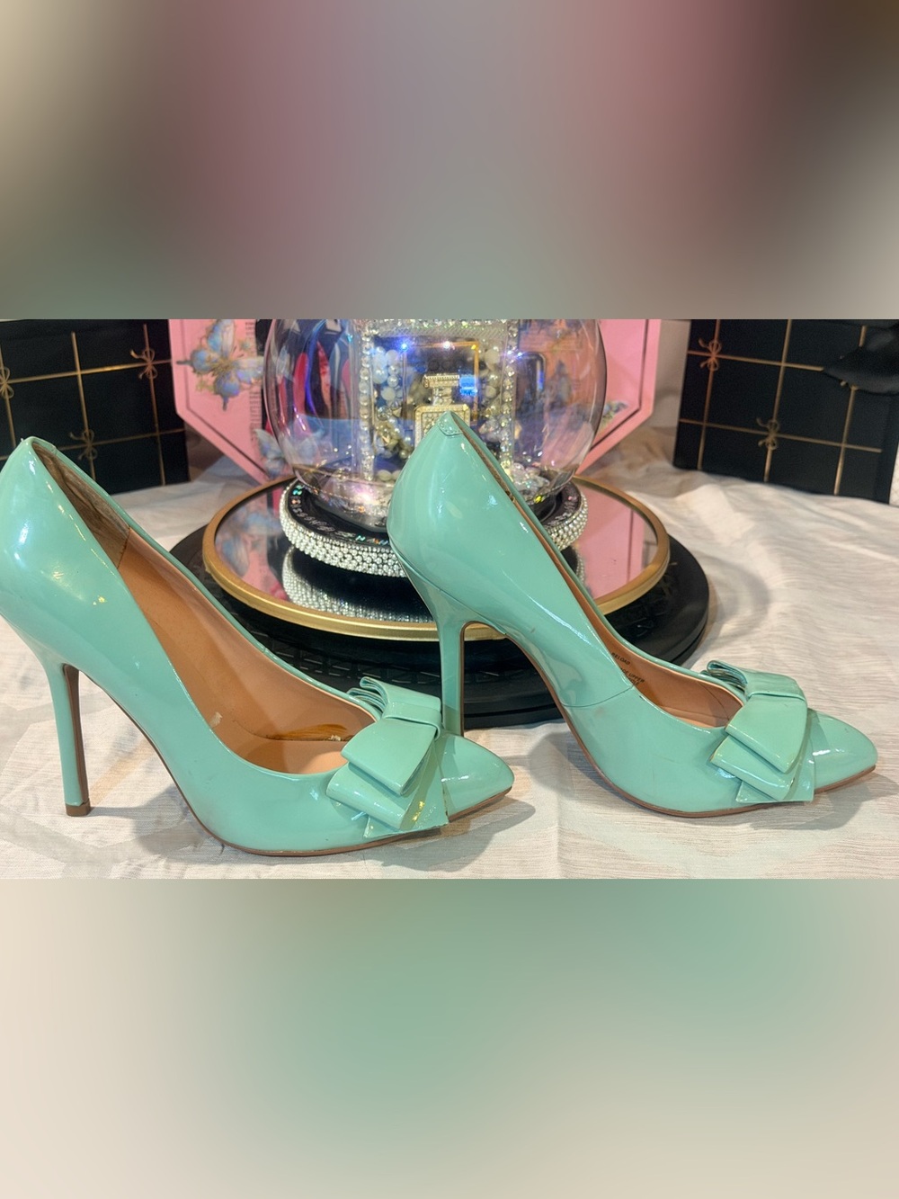 E.U.C💐💝
Betsey Johnson Mint Green Patent Bow Pointed-Toe Pumps - Picture 3 of 7